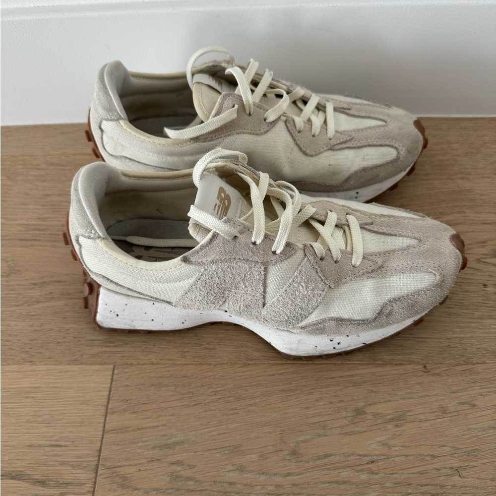 New Balance 327 Sneakers in white- size 8